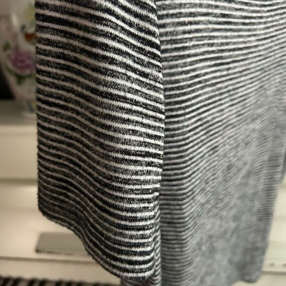 Banana Republic Gray and White Striped Top M - Picture 8 of 12